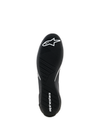 Alpinestars Supertech K Schuhe - FIA, Karting-Schuhe, Schwarz, Unteransicht der ultradünnen Gummiaußensohle mit asymmetrischem Profil, weißes Stern-Logo auf dem Vorderfuß und weißer Markenname an der Ferse, entwickelt für maximales Pedalgefühl.