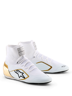 Alpinestars Supertech K Schuhe - FIA, Kartschuhe, Weiß, Schwarz und Gold, mit gestricktem Obermaterial, metallisch-goldener Fersenkappe, schwarzem Alpinestars-Logo mit goldener Umrandung, professionelles Rennschuhwerk für den Kartsport