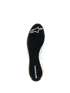 Alpinestars Supertech K Schuhe - FIA, Unteransicht der schwarzen, ultradünnen Gummiaußensohle, asymmetrisches Profil für Grip, weißes Alpinestars-Logo und Wortmarke, goldene und weiße Seitenakzente, spezialisiertes Karting-Schuhwerk