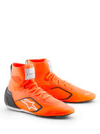 Alpinestars Supertech K Schuhe - FIA, Karting-Schuhe, Orange Fluo Schwarz und Weiß, mit hochgeschnittenem, gestricktem Obermaterial, schwarzer TPU-Fersenkappe, weißem Alpinestars-Logo und FIA-Zertifizierungsetikett auf der Zunge