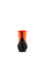 Alpinestars Supertech K Schuhe - FIA, Karting-Schuhe, Orange Fluo und Schwarz, Rückansicht mit gestricktem Obermaterial, schwarzer gespritzter TPU-Fersenkappe und vertikaler Anziehhilfe mit Alpinestars-Branding, professionelles Motorsport-Schuhwerk