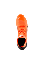 Alpinestars Supertech K Schuhe - FIA, Karting-Schuhe, Fluo-Orange Schwarz Weiß, Draufsicht mit Darstellung der gestrickten Obermaterialkonstruktion, orangefarbene Schnürsenkel, weißes Astars-Logo auf der Zehenpartie und schwarze Fersenkappe