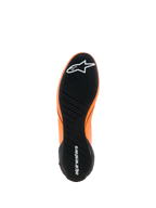 Alpinestars Supertech K Schuhe - FIA, Kart-Schuhe, Orange Fluo, Schwarz und Weiß, Ansicht der schwarzen Gummiaußensohle mit asymmetrischem Profil, weiße Alpinestars-Logos an Zehe und Ferse, ultradünne Performance-Sohle