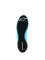 Alpinestars Supertech K Schuhe - FIA, Kart-Schuhe, Hellblau und Schwarz mit gelben Fluo-Akzenten, Unteransicht der ultradünnen Gummiaußensohle mit asymmetrischem Profil und Alpinestars-Branding