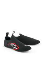 Alpinestars Tech Gaming-Schuhe, Sim-Racing-Schuhe, Schwarz, mit nahtlosem gestricktem Stretch-Obermaterial, weißem besticktem Logo mit roten Akzenten, flachem sockenähnlichem Design mit hinteren Zuglaschen, optimiert für Pedalsensibilität
