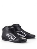 Alpinestars Tech-1 K Start V2 Schuhe, Kartschuhe in Schwarz und Weiß, mit leichtem Mikrofaser-Obermaterial, perforierten Belüftungseinsätzen und weißen Astars-Logografiken.