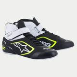 Alpinestars Tech-1 K V2 Schuhe, Kart-Schuhe, Schwarz, Weiß und Gelb Fluo, halbhohe Rennschuhe mit perforierter Mikrofaser, duales Verschlusssystem mit weißem Klettverschluss und Schnürsenkeln, markantes Alpinestars-Branding an der Seite.