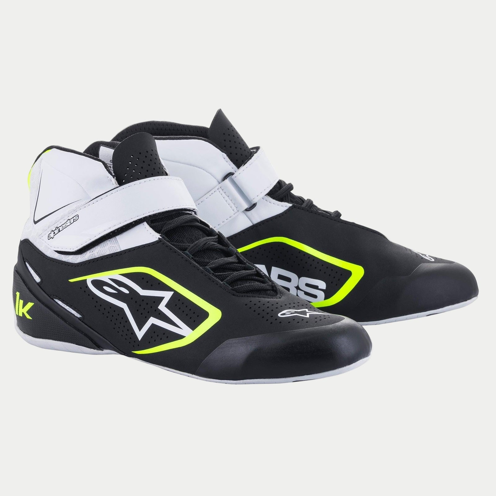 Alpinestars Tech-1 K V2 Schuhe, Kart-Schuhe, Schwarz, Weiß und Gelb Fluo, halbhohe Rennschuhe mit perforierter Mikrofaser, duales Verschlusssystem mit weißem Klettverschluss und Schnürsenkeln, markantes Alpinestars-Branding an der Seite.