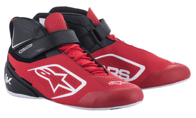 Alpinestars Tech-1 K V2 Kart-Schuhe, Rot, Schwarz und Weiß, halbhohe Rennschuhe mit roten Schnürsenkeln und schwarzem Klettverschluss am Knöchel, perforiertes Mikrofaser-Obermaterial mit weißen Alpinestars-Logos, ergonomisches Design für den professionellen Kartsport