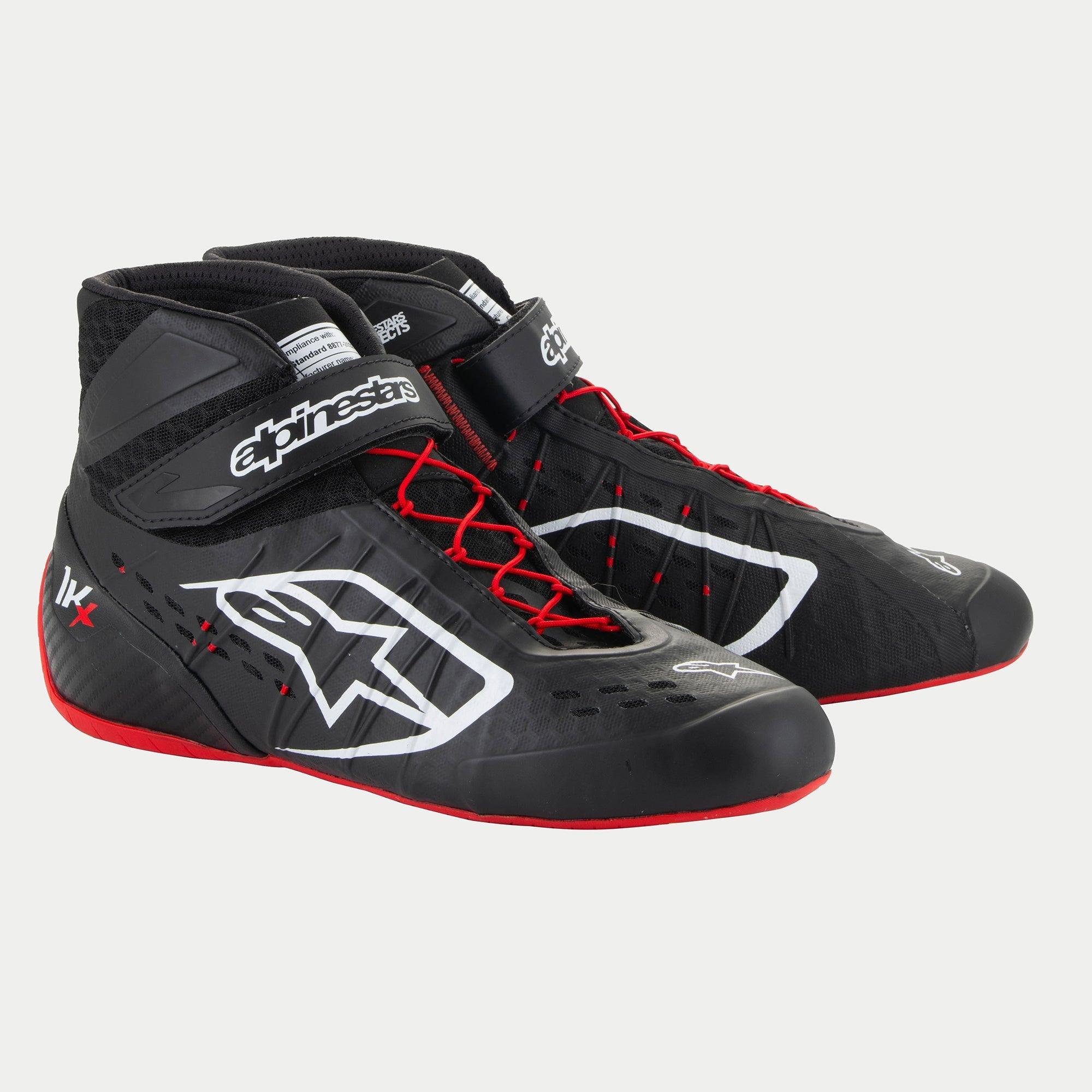 Alpinestars Tech-1 KX V3 Schuhe, Kartschuhe, Schwarz, Weiß und Rot, mit weißen Alpinestars-Logos, roten asymmetrischen Schnürsenkeln und einer roten Außensohle, schlanke thermoverschweißte Konstruktion mit lasergeschnittenen Perforationen und verstellbaren Knöchelriemen für Motorsport-Performance.