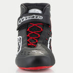 Alpinestars Tech-1 KX V3 Schuhe, Karting-Schuhe, Schwarz Weiß und Rot, Vorderansicht mit roter asymmetrischer Schnürung, schwarzem Klettverschluss-Knöchelriemen mit weißem Branding und auf der Zunge sichtbarem FIA 8877-2022 Zertifizierungsetikett.