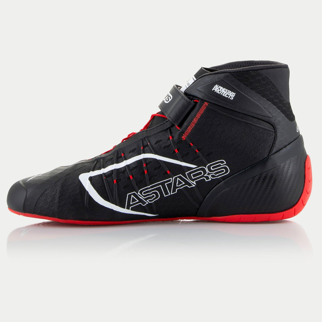 Alpinestars Tech-1 KX V3 Karting-Schuhe, Schwarz, Weiß und Rot, Seitenansicht mit weißem ASTARS-Logo, roter Außensohle und lasergeschnittenen Perforationen, professionelles Motorsport-Schuhwerk für den Rennsport