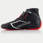 Alpinestars Tech-1 KX V3 Karting-Schuhe, Schwarz, Weiß und Rot, Seitenansicht mit weißem ASTARS-Logo, roter Außensohle und lasergeschnittenen Perforationen, professionelles Motorsport-Schuhwerk für den Rennsport
