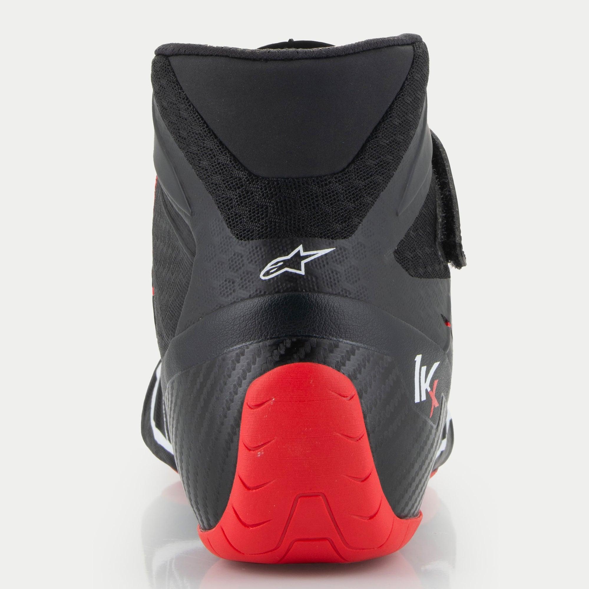 Alpinestars Tech-1 KX V3 Schuhe, Kart-Schuhe, Schwarz Weiß Rot, Rückansicht mit konturierter roter Ferse und weißem Logo, strukturierte Oberfläche und atmungsaktiver Mesh-Kragen für Performance auf der Rennstrecke