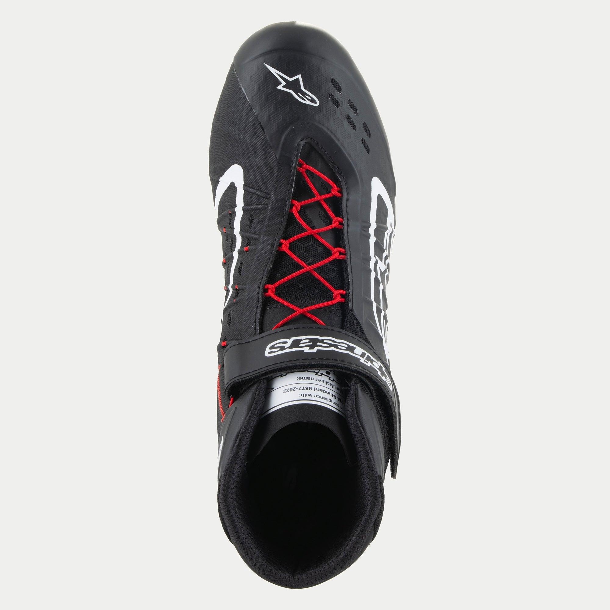 Alpinestars Tech-1 KX V3 Schuhe, Karting-Schuhe, Schwarz, Weiß und Rot, Draufsicht mit roten Schnürsenkeln und einem schwarzen Knöchelriemen mit weißem Branding, weißes Alpinestars-Logo auf der Zehenpartie, schlankes, atmungsaktives Design für Motorsport-Performance.