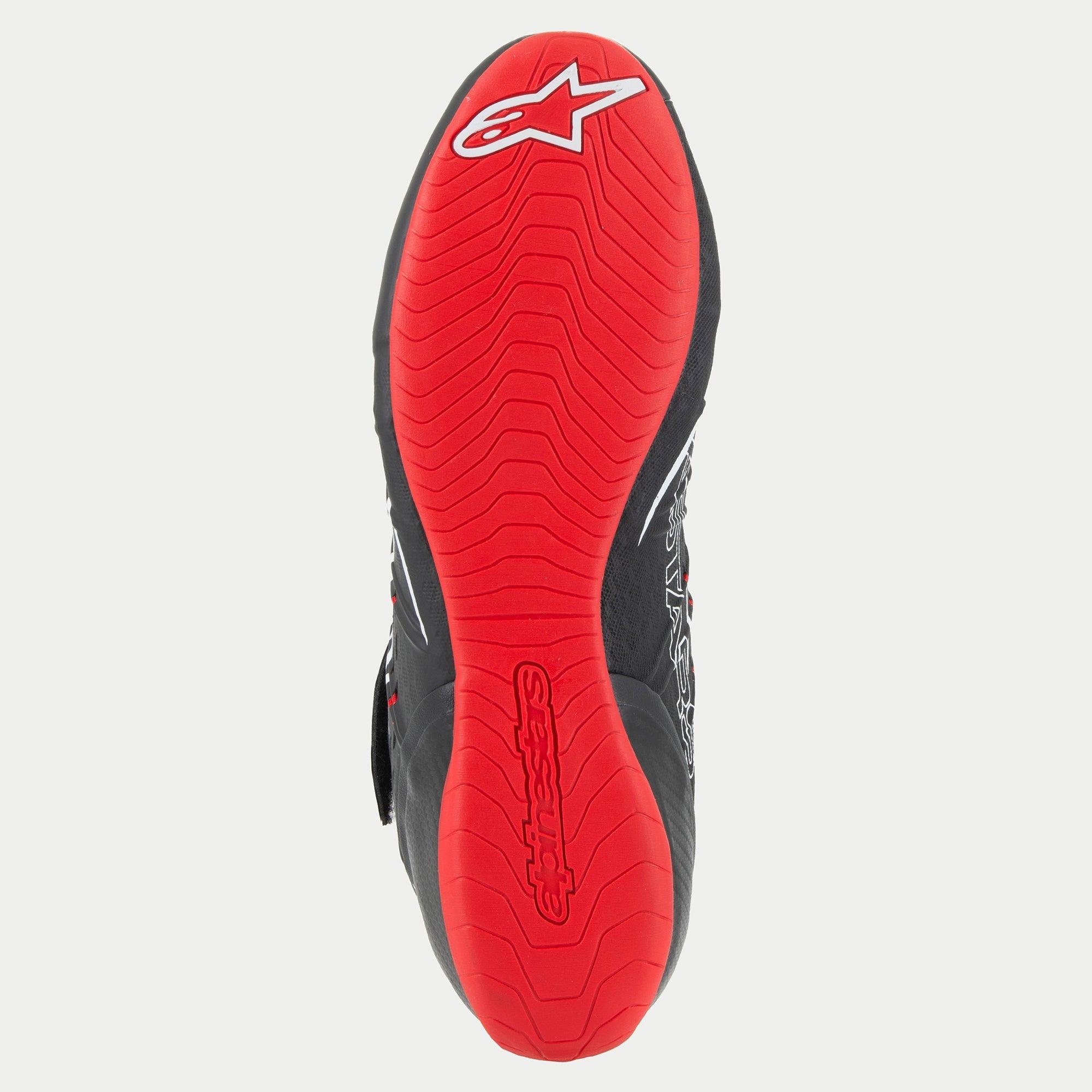 Alpinestars Tech-1 KX V3 Schuhe, Sohlenansicht, leuchtend rote dünne Gummiaußensohle mit strukturiertem Profilmuster, weißes Alpinestars Stern-Logo an der Ferse und geprägtes Branding, professionelles Karting-Schuhwerk