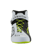 Alpinestars Tech-1 KX V3 Schuhe - FIA, Karting-Schuhe, Schwarz, Weiß und Neongelb, Vorderansicht mit neongelben Schnürsenkeln, weißem Knöchelriemen mit schwarzem Branding, asymmetrischem Color-Blocking-Design und lasergeschnittenen Belüftungsdetails