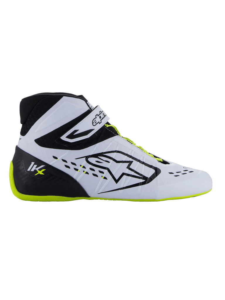 Alpinestars Tech-1 KX V3 Schuhe - FIA, Kartschuhe, Schwarz, Weiß und Gelb Fluo, schlankes Seitenprofil mit weißem thermoverschweißtem Obermaterial, schwarze Fersenkappe mit KX-Logo, fluoreszierende gelbe Sohle und Schnürsenkel, professionelles Motorsport-Design für den Kartsport