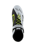 Alpinestars Tech-1 KX V3 Schuhe, FIA Karting-Schuhe, Schwarz, Weiß und Gelb Fluo, Draufsicht mit asymmetrischem neongelbem Schnürsystem, weißem Klettverschluss am Knöchel und lasergeschnittenen Perforationen im Zehenbereich