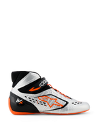 Alpinestars Tech-1 KX V3 Schuhe, Karting-Schuhe, Silber, Schwarz und Fluo-Orange, Seitenansicht mit nahtloser thermoverschweißter Konstruktion, asymmetrischer orangefarbener Schnürung, markantem orangefarbenem Astar-Logo an der Seite und dünner fluo-orangefarbener Gummisohle
