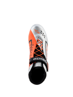 Alpinestars Tech-1 KX V3 Schuhe - FIA, Karting-Schuhe, Schwarz, Silber und Orange Fluo, Draufsicht mit asymmetrischer Schnürung und orangen Schnürsenkeln, Klettverschluss-Riemen mit Logo und atmungsaktiven lasergeschnittenen Perforationen auf der silbernen Zehenpartie.