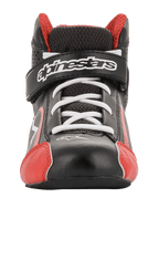 Alpinestars Youth Tech-1 K Schuhe, Kart-Schuhe, Schwarz, Weiß und Rot, Vorderansicht mit weißen Schnürsenkeln und Klettverschluss mit Markenlogo, rote Akzente an der Zehenpartie, leichte Mikrofaser- und Mesh-Konstruktion