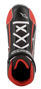 Alpinestars Youth Tech-1 K Schuhe, Kartschuhe, Schwarz, Weiß und Rot, Draufsicht mit weißer Kreuzschnürung, schwarzem Klettverschluss mit Logo, rotem 3D-Mesh-Futter, strapazierfähige Mikrofaser- und Mesh-Konstruktion