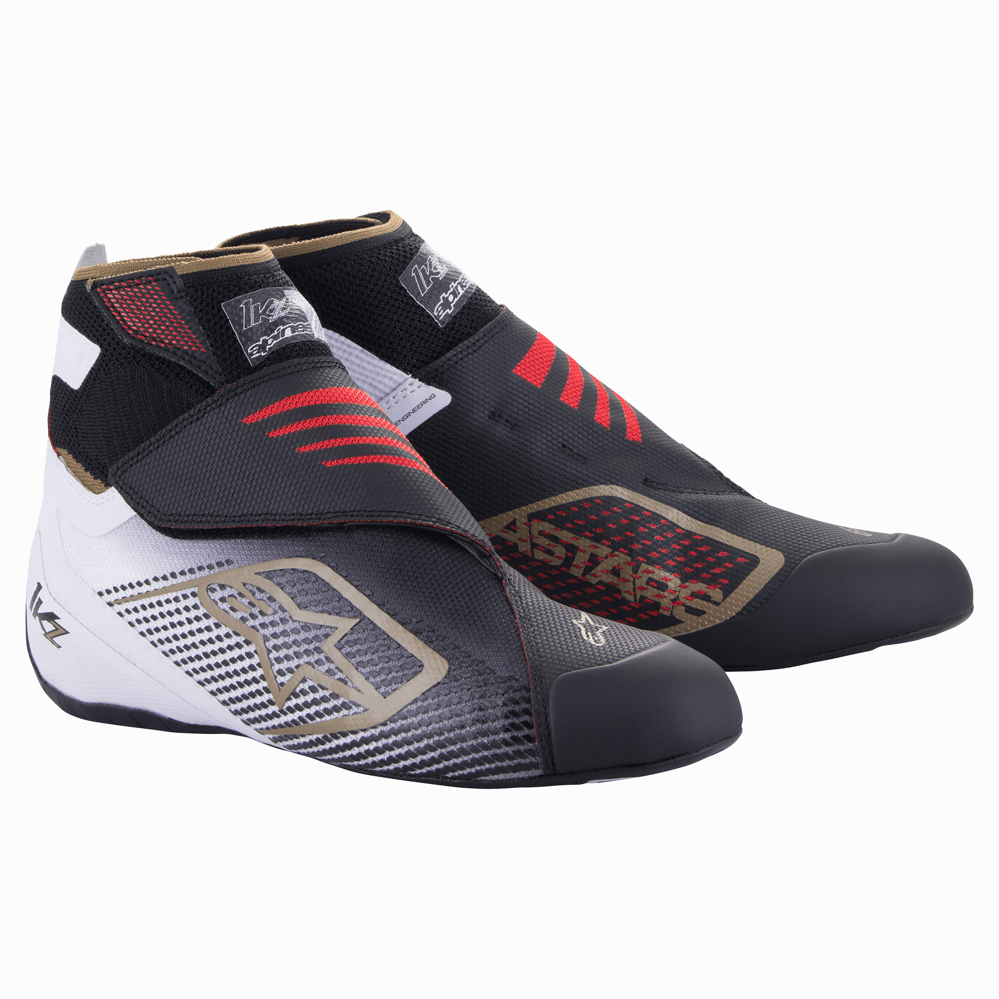 Alpinestars Tech-1 KZ V2 Schuhe, Karting-Rennschuhe, Schwarz, Weiß und Gold mit roten Akzenten, nahtloses gestricktes Obermaterial, doppelter Riemenverschluss, Zehenschutzkappe, goldene Stern-Logo-Details, hoher Knöchelschutz für präzise Performance im Kartsport