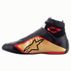 Alpinestars Supermono V2 Schuhe FIA, Auto-Rennschuhe, Schwarz, Gold und Rot, Seitenprofilansicht mit einer eleganten, einteiligen Lederkonstruktion, goldenem Seitenpanel mit schwarzem Stern-Logo, roten Akzenten und einem gerippten elastischen Kragen.