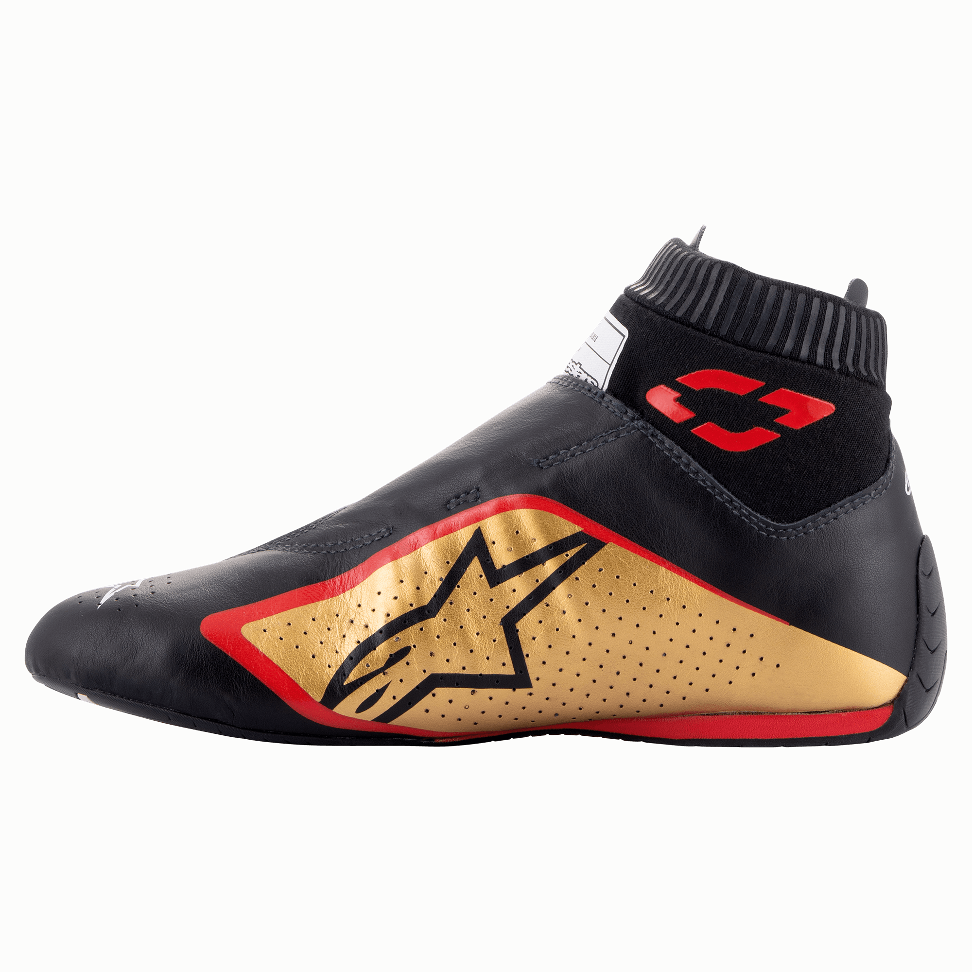Alpinestars Supermono V2 Schuhe FIA, Auto-Rennschuhe, Schwarz, Gold und Rot, Seitenprofilansicht mit einer eleganten, einteiligen Lederkonstruktion, goldenem Seitenpanel mit schwarzem Stern-Logo, roten Akzenten und einem gerippten elastischen Kragen.