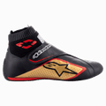 Alpinestars Supermono V2 Schuhe FIA, Motorsport-Rennschuhe, Schwarz, Gold und Rot, Seitenansicht mit Lederkonstruktion und perforierten Einsätzen, großem goldenem Sternlogo, elastischem feuerfestem Sockenkragen und Klettverschluss-Riemen.