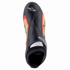 Alpinestars Supermono V2 Schuhe FIA, Schwarz Gold Rot, Draufsicht eines ultraleichten Rennschuhs, hochwertiges schwarzes Leder mit goldfarbenen und roten Seitenakzenten, perforierte Zonen zur Belüftung und Alpinestars-Logo auf der Zehenpartie.