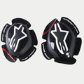 Alpinestars GP Pro Knieschleifer, Schwarz, mit weißem Alpinestars Stern-Logo, „one goal. one vision.“ Schriftzug an den Rändern, roter Akzentstreifen auf texturierten Flügeln, anatomisch geformte Polymermischung für Motorrad-Rennausrüstung