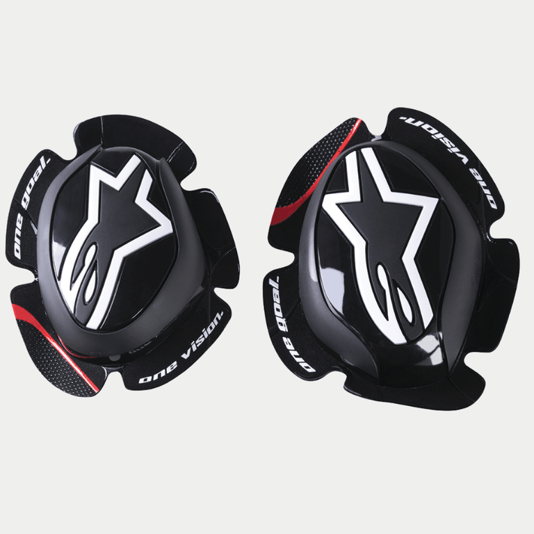 Alpinestars GP Pro Knieschleifer, Schwarz, mit weißem Alpinestars Stern-Logo, „one goal. one vision.“ Schriftzug an den Rändern, roter Akzentstreifen auf texturierten Flügeln, anatomisch geformte Polymermischung für Motorrad-Rennausrüstung