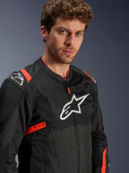 Alpinestars T-SPS Air V2 Jacke, Herren-Mesh-Motorradjacke, Schwarz und Rot, Tech-Air® Ready, von einem Modell getragen.