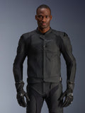 Alpinestars Dusk Airflow Lederjacke, schwarze Motorradjacke, perforiertes Leder mit Schutzpolsterung an den Schultern, körperbetontes Design, getragen mit passenden schwarzen gepanzerten Handschuhen