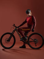 Bordeaux A-Dura Elite Trikot 2.0 und Hose mit Specialized Bike im Studio, funktionale Alpinestars MTB-Bekleidung.