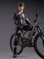 Alpinestars A-Dura Ride Langarm-Trikot in Black Camo mit orangefarbenem Logo auf einem Mountainbike im Studio.