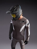 A-Supra Elite Trikot in Faded Gray, leichtes mikroperforiertes MTB-Jersey mit ASTARS-Logo und Racing-Grafik.