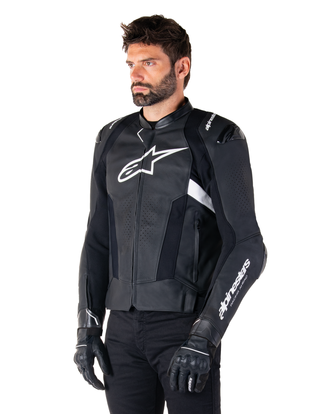 Alpinestars Missile V3 Lederjacke, Schwarz und Weiß, getragen von einem Mann mit schwarzen Motorradhandschuhen, mit einem markanten weißen Alpinestars-Logo auf der Brust, externen Schulter-Slidern und perforierten Einsätzen für einen rennsportinspirierten Look.