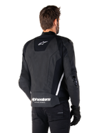 Alpinestars Missile V3 Lederjacke, Rückansicht, Schwarz und Weiß, mit Alpinestars Stern-Logo auf dem oberen Rücken und Wortmarke auf dem unteren Rücken, Schutz-Slider an Ellbogen und Schultern, Premium-Leder-Rennausrüstung