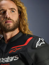 Alpinestars GP Force V2 Lederjacke, Schwarz und Rot Fluo, detaillierte Nahaufnahme von Schulter und Brust, mit weißem Alpinestars-Logo und GP Lite Evo DFS Schulterprotektor, hochwertige Lederkonstruktion