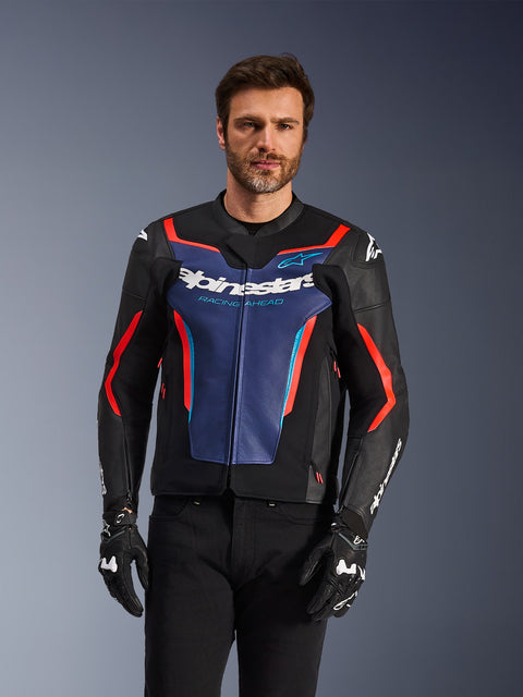 Alpinestars GP Force V2 Lederjacke, Motorrad-Rennjacke für Herren, Schwarz und Blau mit roten Akzenten, Premium-Leder, sportliches Design