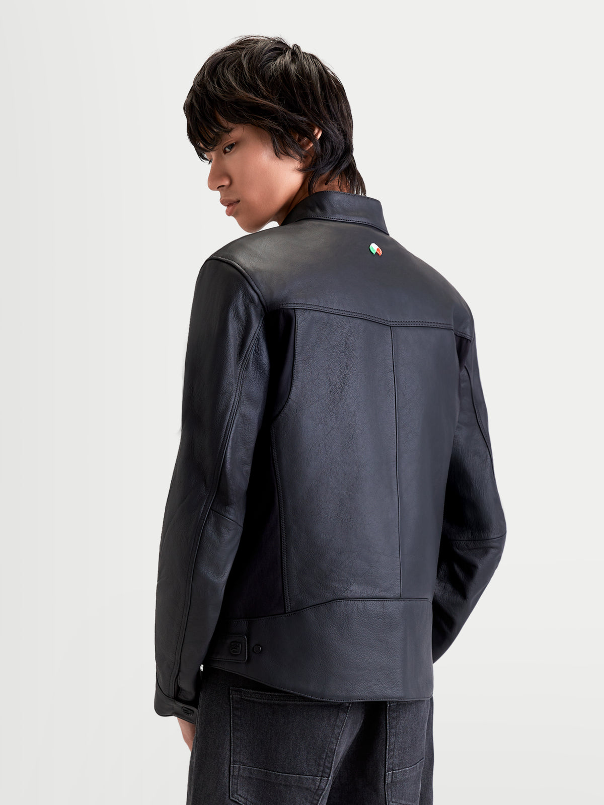 Alpinestars Maver X Lederjacke, schwarze Motorradjacke für Herren, Rückansicht am Model mit hochwertiger Lederkonstruktion und Stehkragen