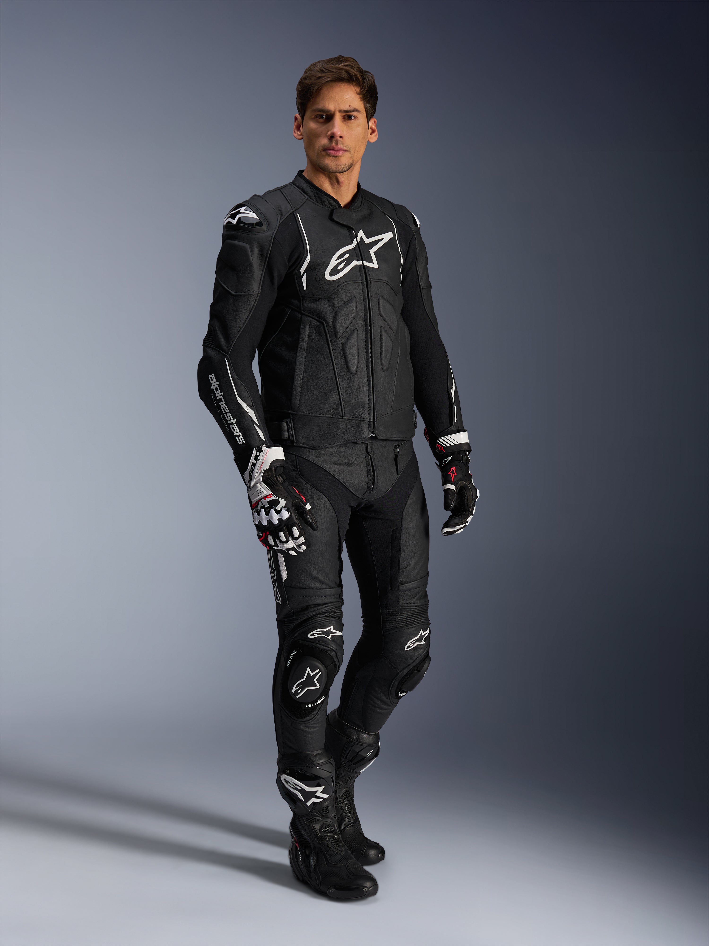Alpinestars Missile V3 Lederhose und passende schwarze Lederjacke, komplette Motorrad-Rennkombi, schwarz mit weißem Alpinestars-Branding auf Brust und Knien, inklusive professioneller Rennhandschuhe und Stiefel, elegante Schutzausrüstung für Straße und Rennstrecke.