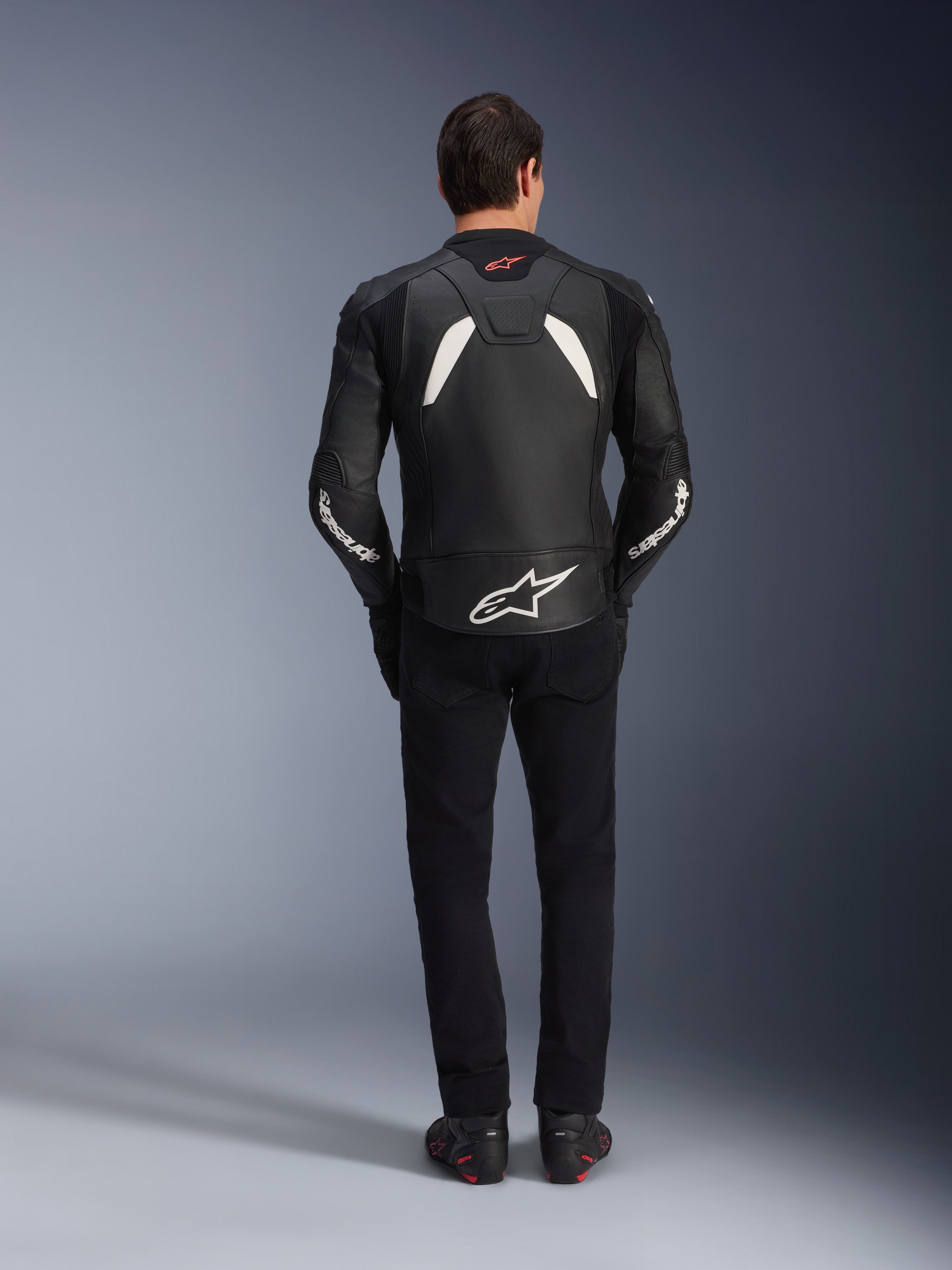 Alpinestars GP Plus R V4 Motorradjacke – Sportliche Lederjacke Mit RideKnit, Größe 56, Schwarz