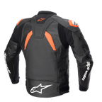 Alpinestars GP Plus V4 Lederjacke, Schwarz, Neonrot und Weiß, Rückansicht mit Performance-Stretcheinsätzen und Schultergleitern, markante weiße Alpinestars-Logos auf den Ärmeln und am Bund, vom Rennsport inspirierte sportliche Silhouette