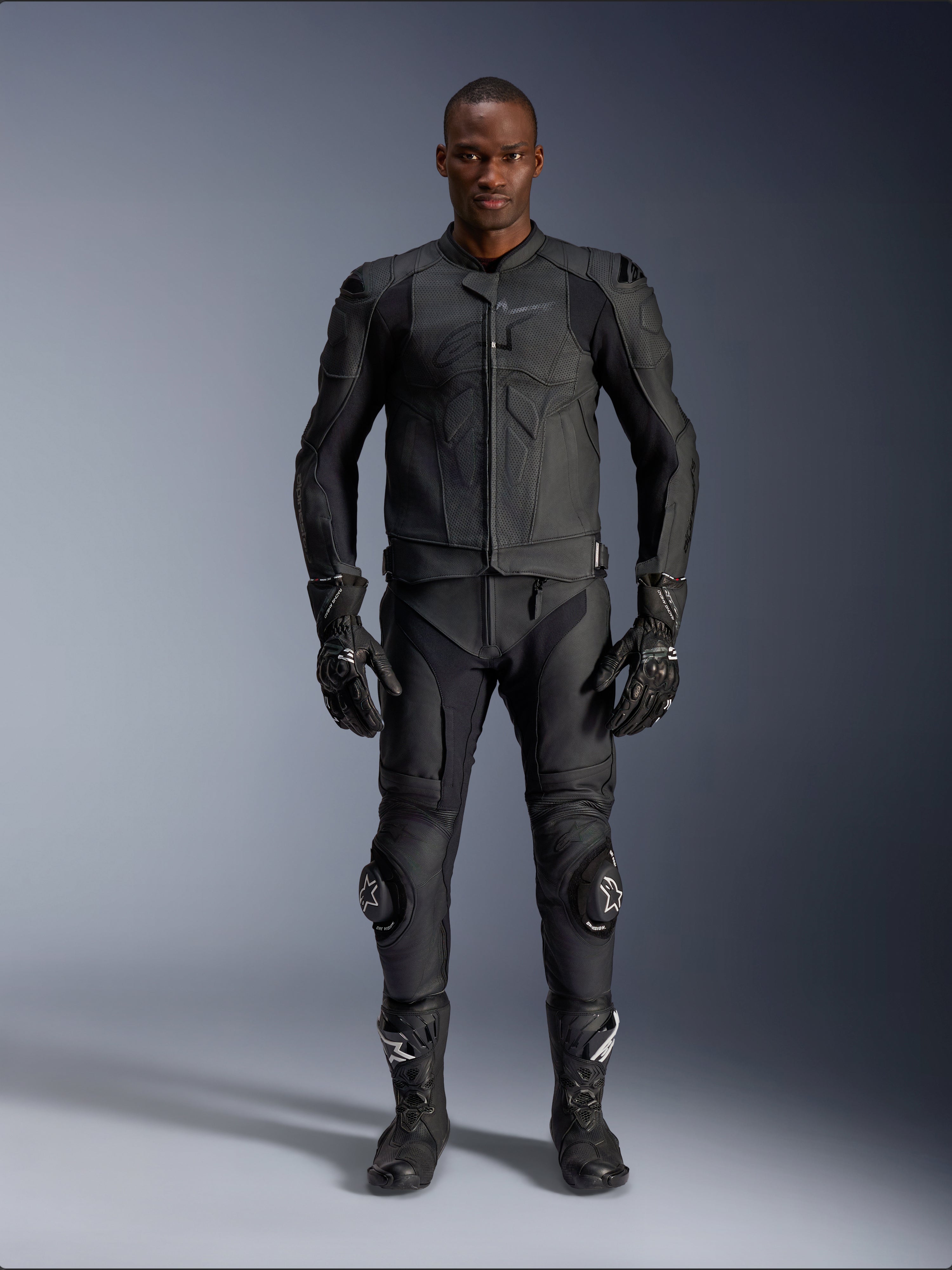 Alpinestars Dusk Airflow Lederjacke, Schwarz, getragen mit passender Motorradhose, Handschuhen und Stiefeln, mit perforiertem Leder für maximalen Luftstrom, ergonomischem, mehrteiligem Design und internen Protektoren, professionelle Straßen- und Sport-Fahrausrüstung
