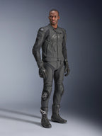 Alpinestars Dusk Airflow Lederjacke, Schwarz, getragen von einem Fahrer in kompletter technischer Ausrüstung inklusive passender Lederhose, Handschuhen und Stiefeln, mit perforierten Ledereinsätzen zur Belüftung und integrierten Protektoren für das sportliche Motorradfahren.