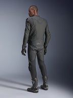 Männlicher Fahrer von hinten in der Alpinestars Dusk Airflow Lederjacke in Black Black, kombiniert mit passender Lederhose, Handschuhen und Stiefeln, hebt die umfassenden Perforationen am Rücken und die sportliche Performance-Passform hervor.